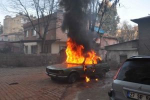 Gaziantep'te hurda otomobil ateşe verildi