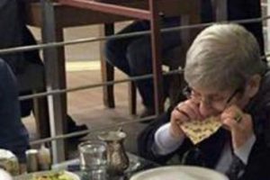 Canan Karatay sofrayı donatınca...