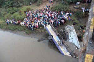 Hindistan'da otob&uuml;s nehre d&uuml;şt&uuml;: 37 &ouml;l&uuml;