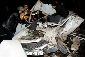 Feci kaza: 3 &ccedil;ocuk camdan dışarı fırladı
