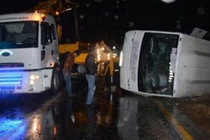 Yolcu midib&uuml;s&uuml; ile hafif ticari ara&ccedil; kaza yaptı! 26 yaralı
