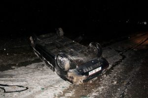 Takla atan aracın s&uuml;r&uuml;c&uuml;s&uuml; kazayı ucuz atlattı