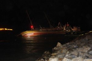 Kuşadası'nda gezi teknesi battı