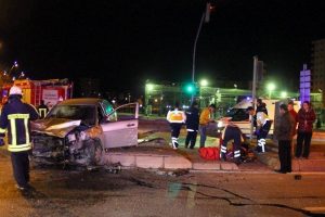 Otomobiller kafa kafaya &ccedil;arpıştı: 6 yaralı