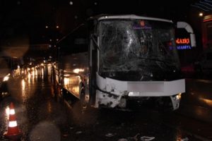 TIR makas yaptı, iş&ccedil;i servisleri birbirine girdi: 8 yaralı!