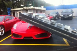 Şiddetli lodos Ferrari'yi &ccedil;izdi