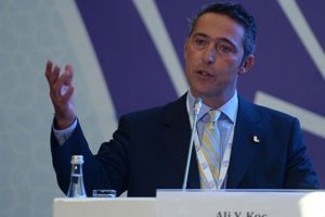Ali Ko&ccedil;'un omzu kırıldı