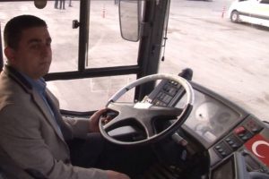 Otob&uuml;s şof&ouml;r&uuml; g&uuml;n&uuml;n kahramanı oldu