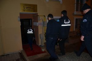 Bursa'da  annesini 6 yerinden bı&ccedil;aklamıştı yakalandı