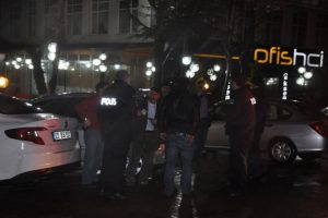 Bursa polisi &ccedil;alıntı ara&ccedil; i&ccedil;in barikat kurdu ama i&ccedil;inden sahibi &ccedil;ıktı!