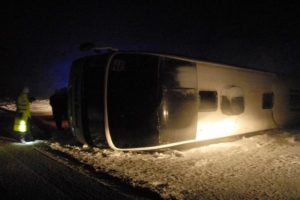 Erzincan'da yolcu otob&uuml;s&uuml; devrildi: 13 yaralı