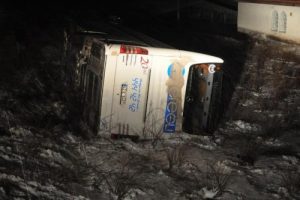 Yolcu otob&uuml;s&uuml; şarampole devrildi: 21 yaralı