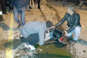 Minib&uuml;s motosiklete &ccedil;arptı: 2 yaralı