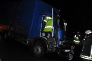 Kamyonet TIR'a &ccedil;arptı, s&uuml;r&uuml;c&uuml;n&uuml;n babasını polis sakinleştirdi