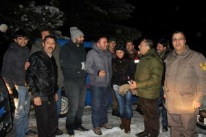 Karlı dağ başından 21 saat sonra kurtarıldılar