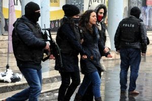 Sur'da 4 polisin yaralandığı y&uuml;r&uuml;y&uuml;şle ilgili 24 kişiye dava