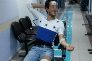 Denize işeyen kişi, kendisini uyaran genci bı&ccedil;akladı
