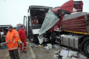 Sivas'ta yolcu otob&uuml;s&uuml; TIR'la &ccedil;arpıştı