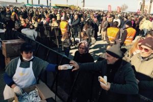 İzmir'de hamsili kardeşlik mesajı