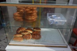 Dolaptan izinsiz aldığı poğa&ccedil;aların parasını bıraktı