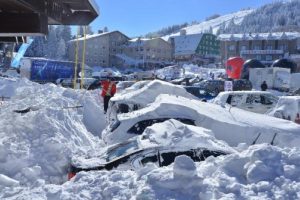 Uludağ'da ara&ccedil;lar karlar altından zor &ccedil;ıkarıldı!