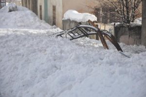 Y&uuml;ksekova'da kar elektrik direğini yıktı