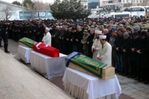 Kazada &ouml;len &uuml;steğmen ile annesi ve babası toprağa verildi