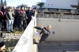 Antalya'da bir kişi borcu y&uuml;z&uuml;nden &ouml;lmek istedi