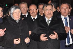 T&uuml;rkmenlere yardım TIR'larını bakanlar uğurladı