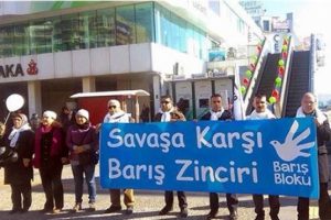 İzmir'de savaşa karşı barış zinciri