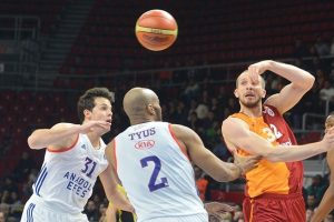 Galatasaray, Efes'i devirdi