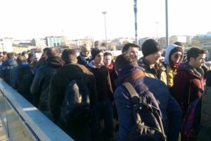 İstanbul'da metrob&uuml;s durakları doldu taştı