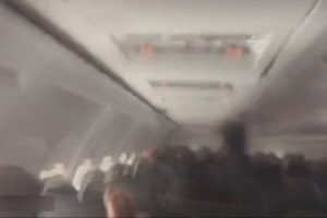 Sert iniş yapan u&ccedil;aktaki yolcular o anları b&ouml;yle g&ouml;r&uuml;nt&uuml;lediler