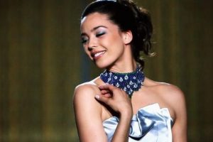 Azra Akın kıskandırdı!