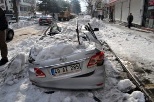 &Ccedil;atıdan d&uuml;şen kar k&uuml;tlesi 1 kişiyi &ouml;ld&uuml;rd&uuml;