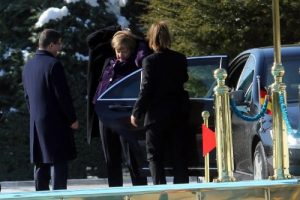 Davutoğlu, Merkel'i &Ccedil;ankaya K&ouml;şk&uuml;'nde resmi t&ouml;renle karşıladı