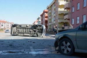 Konya'da otomobilin &ccedil;arptığı minib&uuml;s devrildi: 3 yaralı