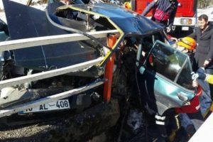 Bariyerler otomobile ok gibi saplandı: 4 yaralı