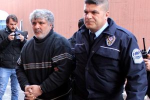 Komşusunu pompalı t&uuml;fekle yaraladı