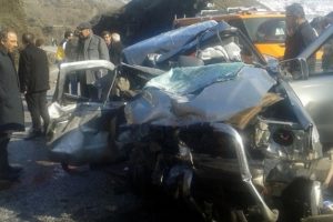 Otomobil hurdaya d&ouml;nd&uuml;: 2 &ouml;l&uuml;