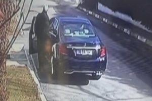 İşadamının &ouml;ld&uuml;r&uuml;ld&uuml;ğ&uuml; silahlı saldırı g&uuml;venlik kamerasında