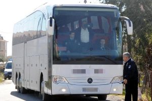 Şof&ouml;r ihbar etti, otob&uuml;steki 20 ka&ccedil;ak yakalandı