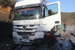 Hatalı sollama kaza yaptırdı: 2 &ouml;l&uuml; 5 yaralı