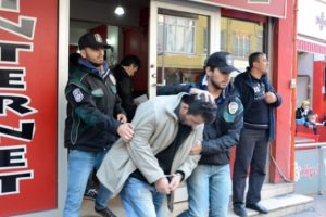 Uyuşturucu satan şahıs &ouml;ğrencilerin arasında yakalandı