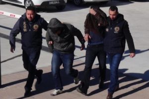 Uşak'ta 2 otomobilde uyuşturucu operasyonu