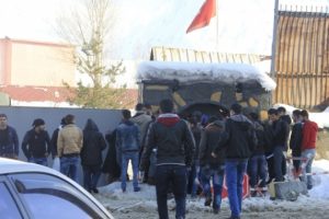 Hakkarili gen&ccedil;ler askerlik i&ccedil;in kuyrukta