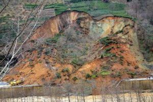 Of-&Ccedil;aykara yolu heyelan nedeniyle kapandı