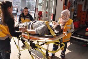 Bursa'da &ccedil;atıdan d&uuml;şen bir kişi yaralandı!