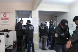 Okulların &ccedil;evresindeki kafelere uyuşturucu baskını
