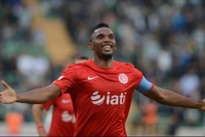 Eto'o Fenerbah&ccedil;e'yi yenen takım arkadaşlarını tebrik etti